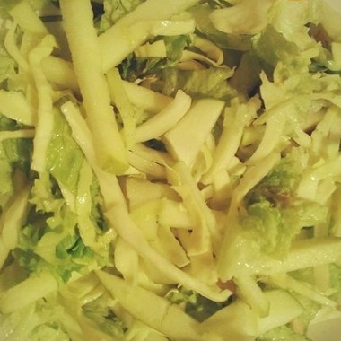 Рецепт Легкий зеленый салат с яблоком и огурцом