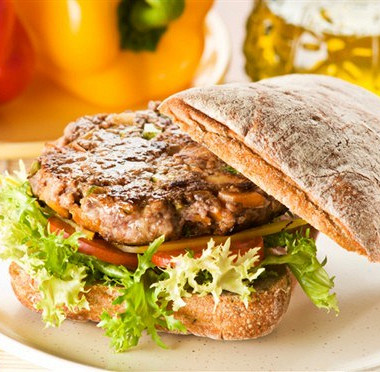 Рецепт Сэндвич с жареной говядиной, сыром и соусом с хреном