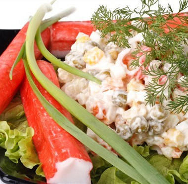 Рецепт Крабовый салат с кукурузой и зеленым горошком