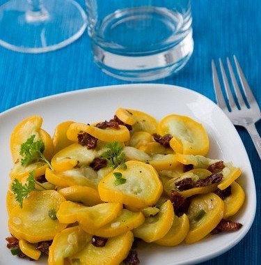 Рецепт Кисло-сладкие цукини с кедровыми орешками, изюмом и мятой