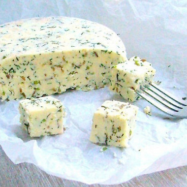 Рецепт Домашний сыр с зеленью и тмином