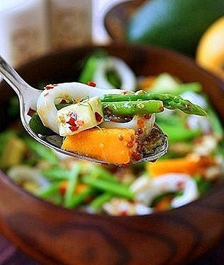 Рецепт Салат из кальмаров с манго, спаржей и авокадо