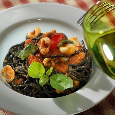 Спагетти неро с морепродуктами