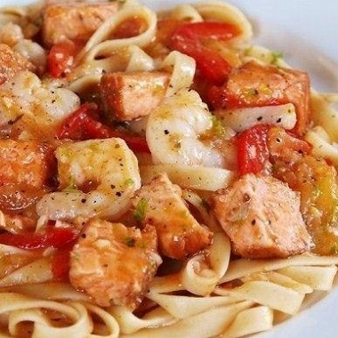 Рецепт Фетуччини с острыми креветками и лососем