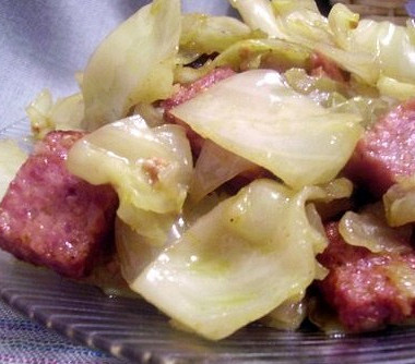 Рецепт Тушеная капуста с салями