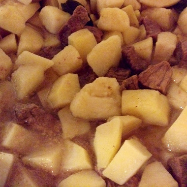 Рецепт Тушеное мясо с картофелем и лавровым листом