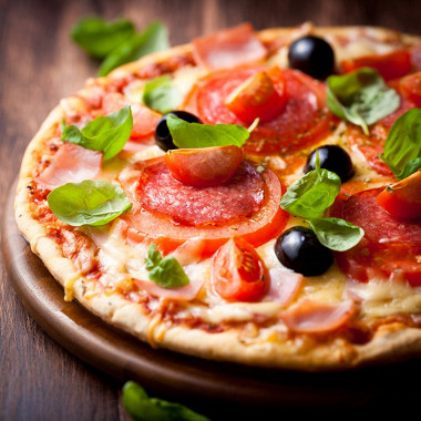 Рецепт Пицца с салями, оливками и помидорами