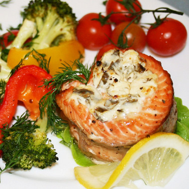 Рецепт Запеченые рулеты из лосося с овощами