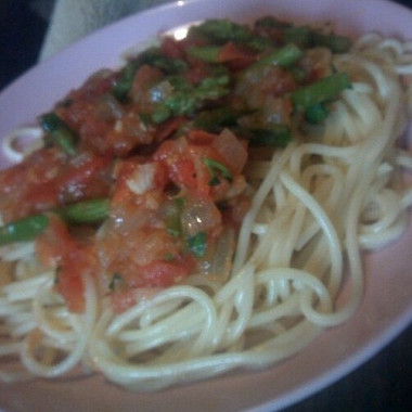 Рецепт Спагетти с зеленой спаржей, помидорами и кинзой