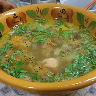 Рецепт Суп с лисичками, семгой и соленым огурцом