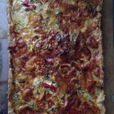 Фото рецепт Киш с сыром, луком и томатами