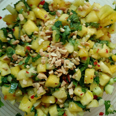 Рецепт Тайский огуречный салат с ананасами, зеленью и арахисом