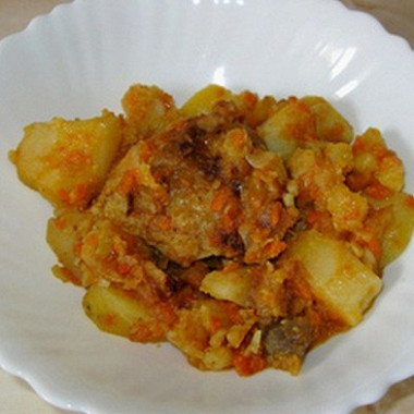Фото рецепт Картошка с куриными бедрышками и шампиньонами в мультиварке