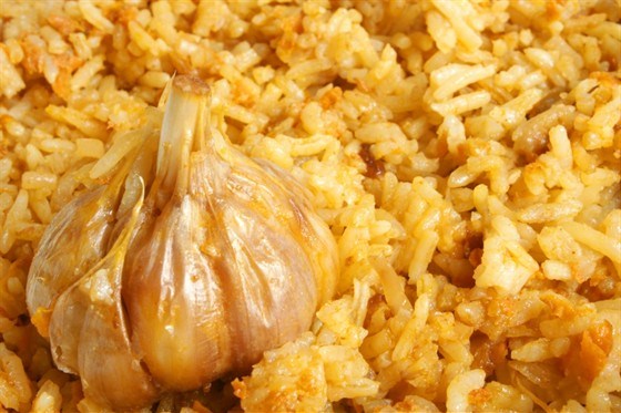 Белый рис с чесноком