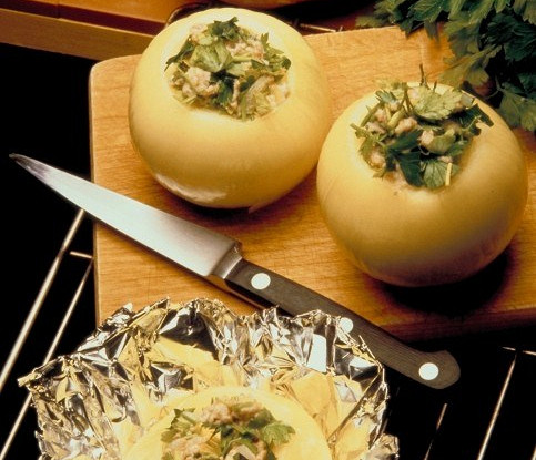 Печеный фаршированный лук с каштанами и цедрой мандарина