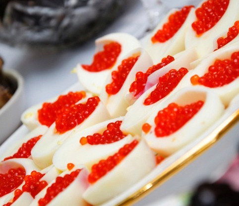 Яйца, фаршированные икрой, под майонезом