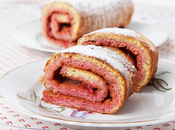 Сладкий рулет с джемом