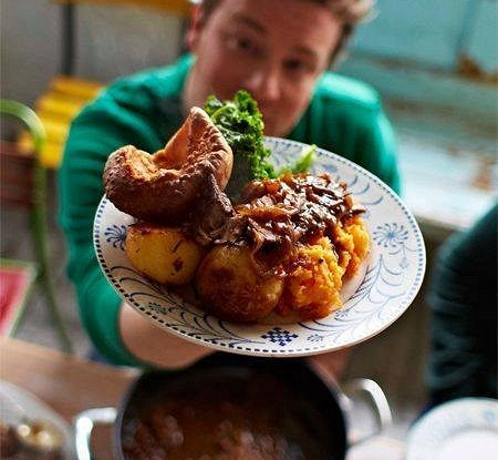 Запеченная говяжья грудинка с овощным пюре и булочками
