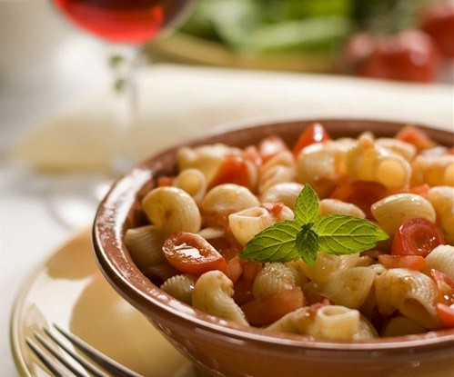 Салат-паста с ветчиной и овечьим сыром