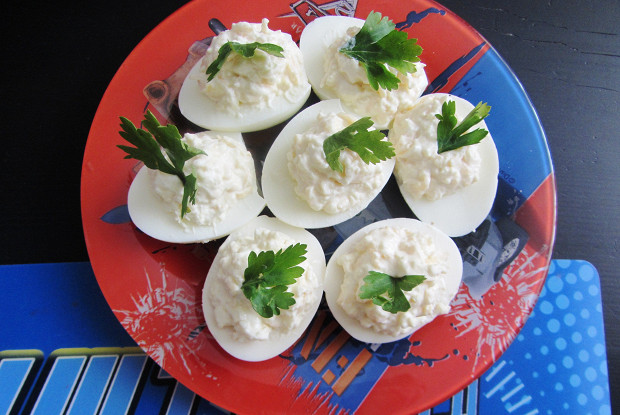 Яйца, фаршированные сырным кремом