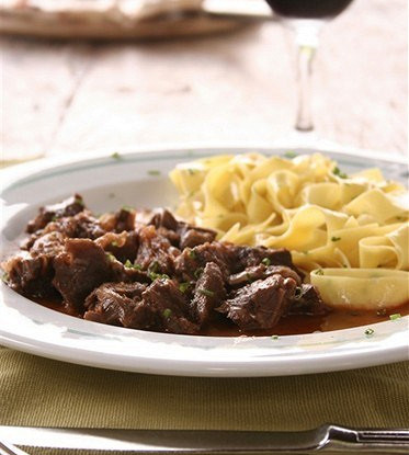 Говядина тушеная с макаронами