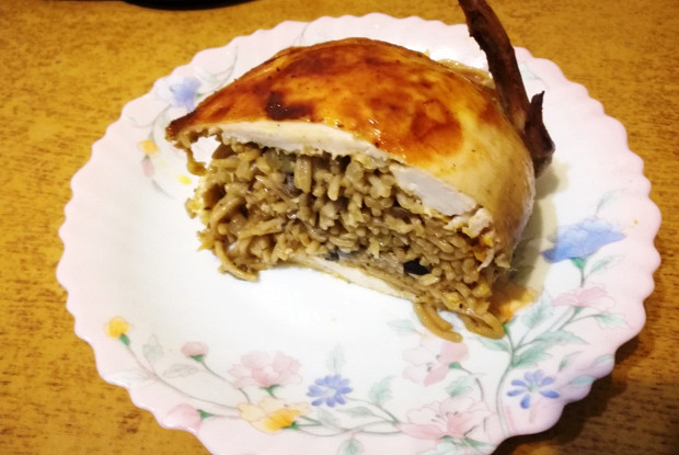 Курица, фаршированная спагетти и грибами