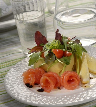 Салат из рукколы, мангольда и семги