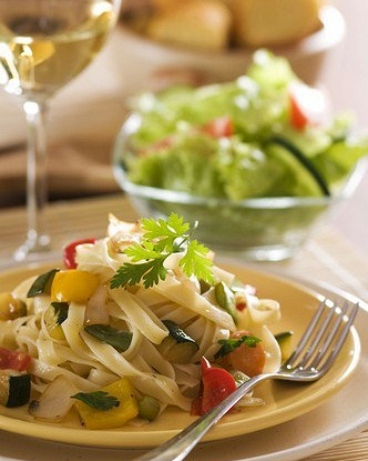 Тальятелле с кабачками, чесноком, лимоном и чили