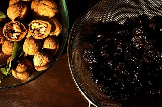 Фото к рецепту: Чернослив, фаршированный грецким орехом, в сметанном соусе