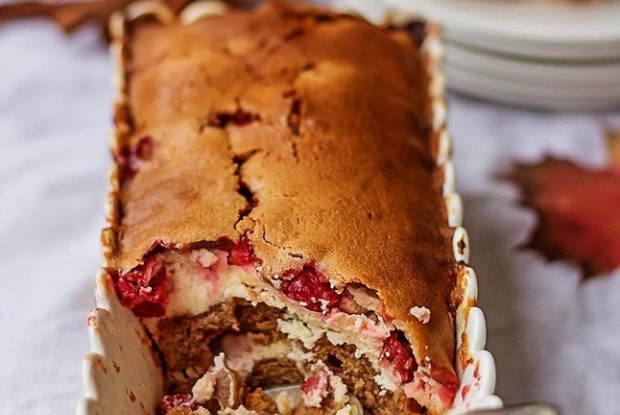 Брауни с молочным шоколадом, творожным сыром и вишней