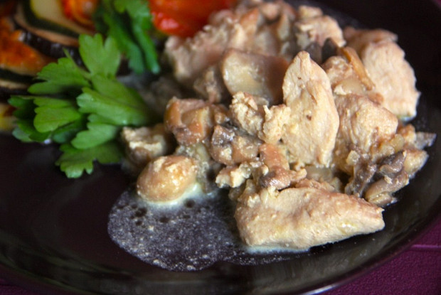 Курица с шампиньонами в сливочном соусе: готовим изысканные мясные блюда изображения Курица с шампиньонами в сливочном соусе: готовим изысканные мясные блюда изоражения