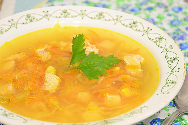 Рисовый суп с картофелем, помидором и чесноком
