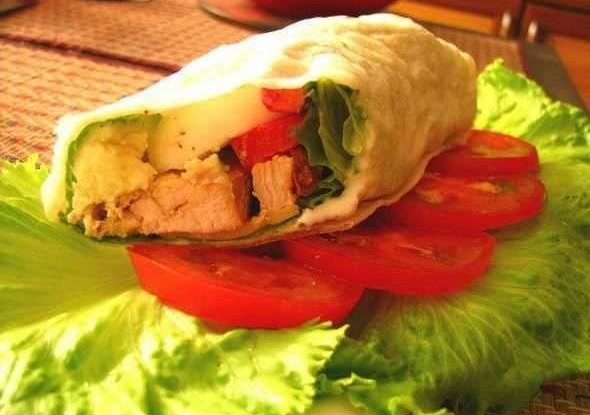 Запеченная куриная грудка с перцем в лаваше или пите с луком