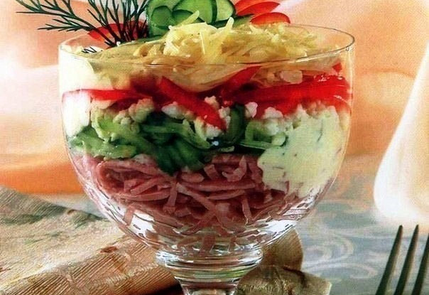 Ветчинный салат с сыром и огурцом