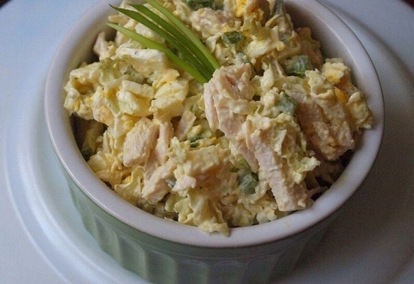 Салат из курицы, ананаса и пекинской капусты