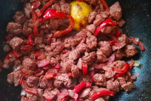Кисло-сладкий соевый гуляш с карри