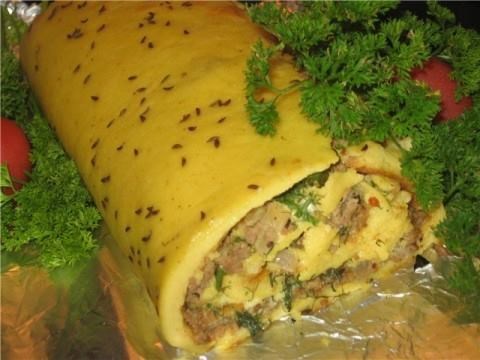 Сырно-мясной рулет с тмином