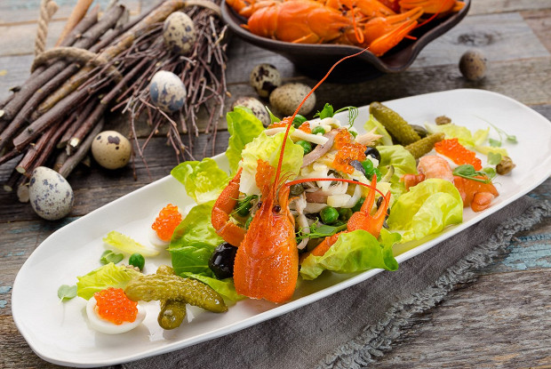 Оливье с перепелками и раковыми шейками