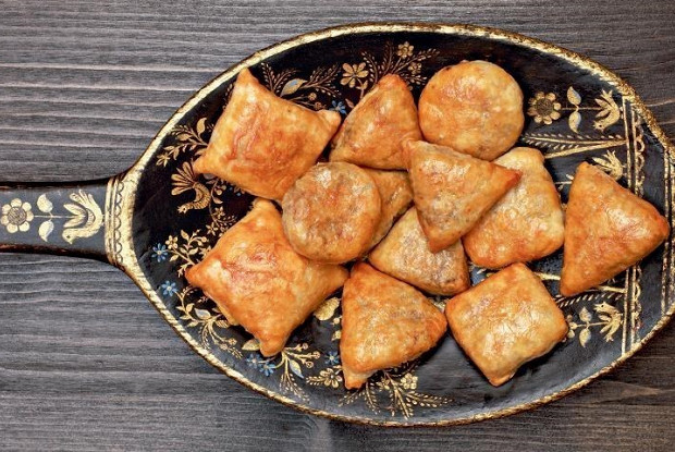 Слоеные пирожки с печенью цесарки