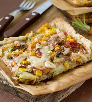 Пицца с индейкой, кукурузой и фасолью