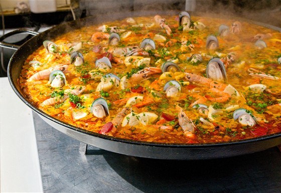 Паэлья с морепродуктами и чоризо