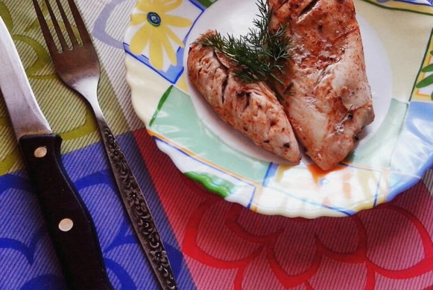 Куриные грудки, запеченые с травами