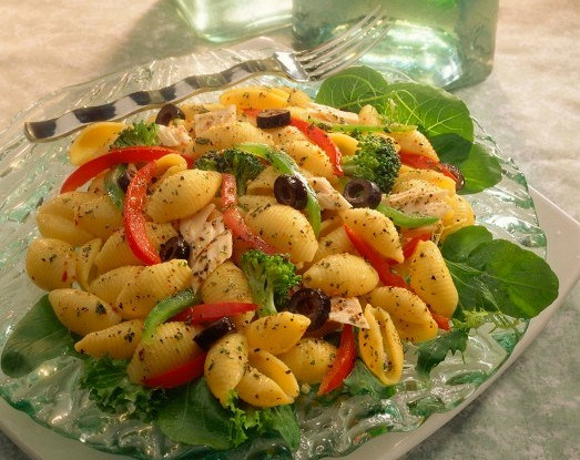 Греческий салат с пастой и тунцом