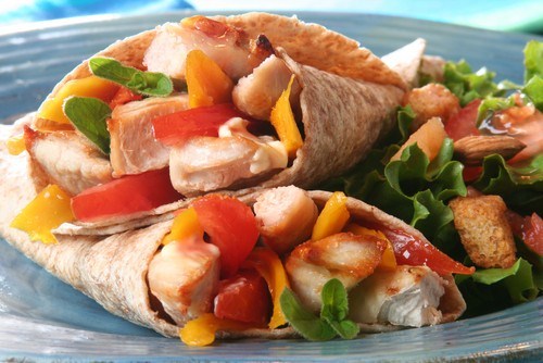 Мягкие тако с курицей, авокадо и овощами