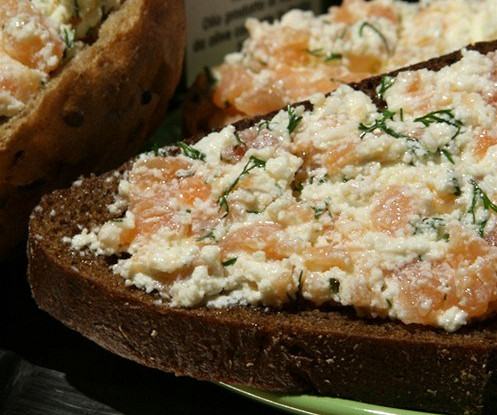 Слабосоленая семга с творогом и укропом