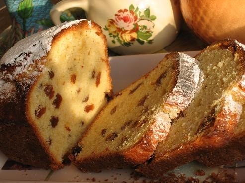 Фото к рецепту: Сметанный кекс с изюмом
