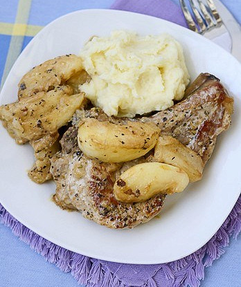 Свиные отбивные с яблоками и шалотом