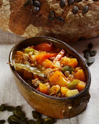 Свинина с огурцами, цукини и морковью