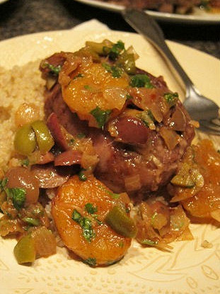 Курица по-мароккански с соусом из кураги и оливок