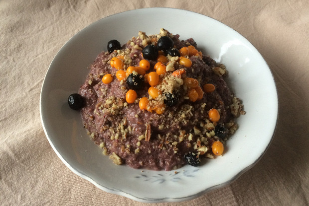 Льняная каша с клюквенным соком и черноплодкой, облепихой и пеканом